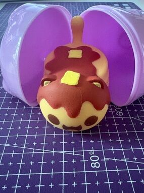 Aphmau MeeMeows Blind Box Pancake Cat Squishy & Carrying Case